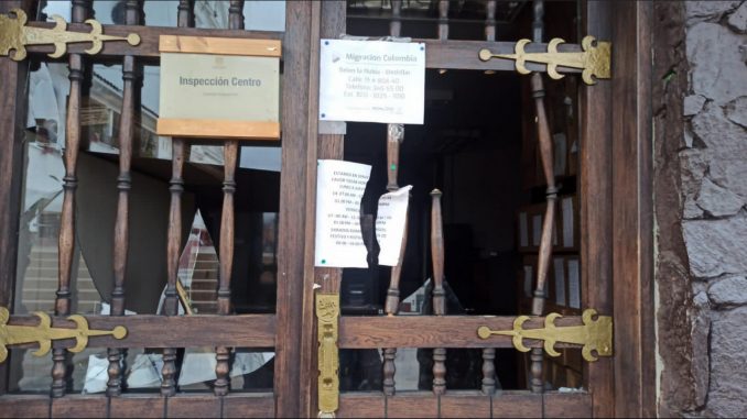 Casi tumban la puerta de la Alcaldía de Rionegro Casi tumban la puerta de la Alcaldía de Rionegro