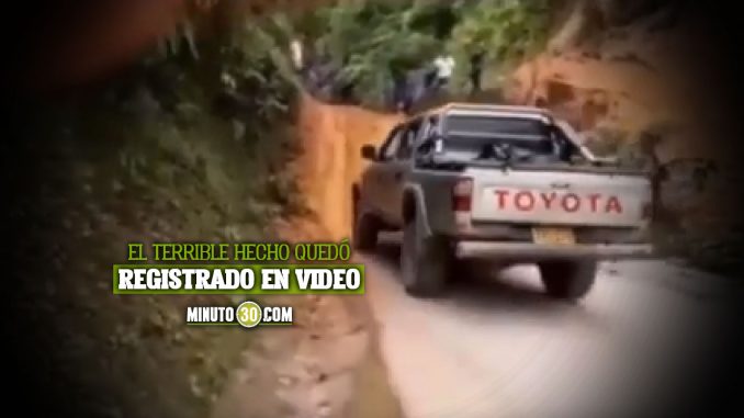 Que-horror-Una-camioneta-se-devolvio-y-le-paso-por-encima-a-una-senora derrumbe