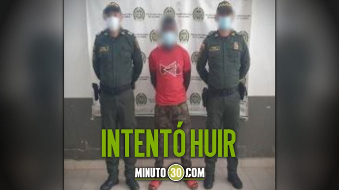 Se-las-queria-dar-de-vivo-tumbando-a-unos-migrantes-en-Necocli-y-lo-capturaron Se las quería dar de 'vivo' 'tumbando' a unos migrantes en Necoclí