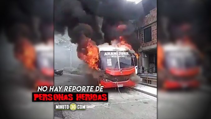 Se-prendio-Incinerado-quedo-un-bus-en-plena-calle-de-Santa-Cruz Santa Cruz