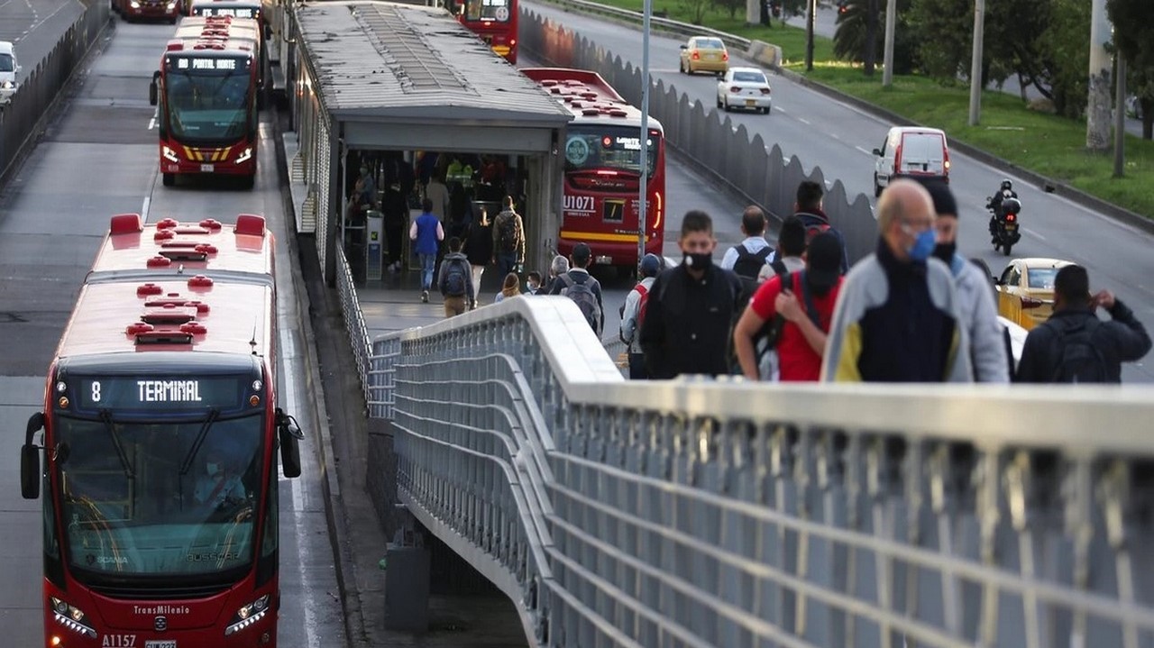 ¡Qué pesar! Usuario se desplomó en plena estación del Transmilenio y allí murió