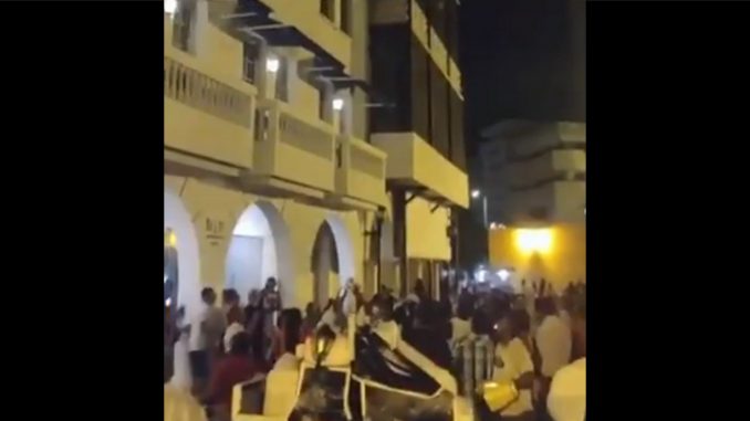 ¡Tan regalado! Turista lanzó dólares desde el balcón de un hotel en Cartagena ¡Tan regalado! Turista lanzó dólares desde el balcón de un hotel en Cartagena