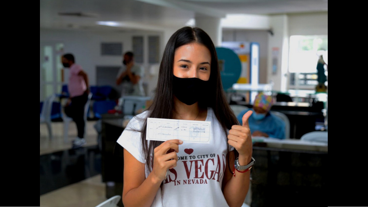 Medellín recibió un nuevo lote de vacunas anti - Covid que permite reactivar la vacunación en los puntos masivos