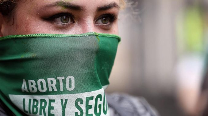 Una manifestante grita consignas a favor del aborto en una calle de Bogotá (Colombia). EFE/ Carlos Ortega/Archivo Aborto