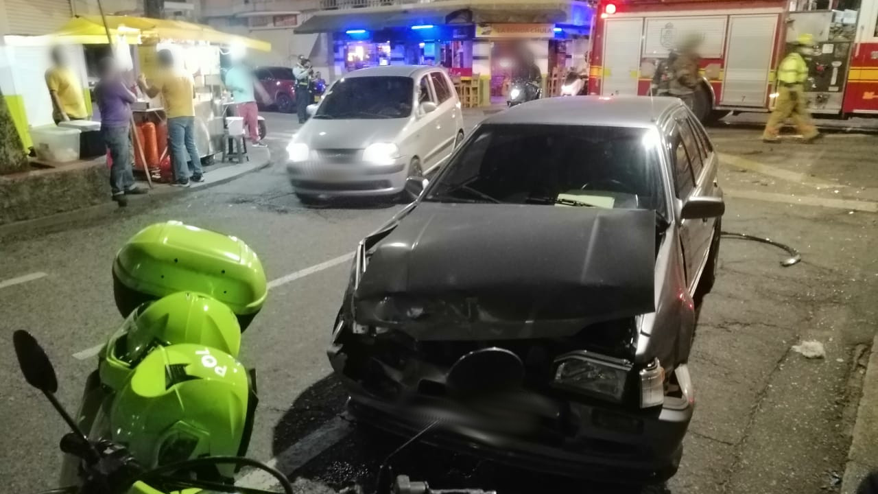 EN VIDEO: ¿Iba muy rápido? Un Audi terminó volcado en plena calle de Itagüí 2 Itagüí