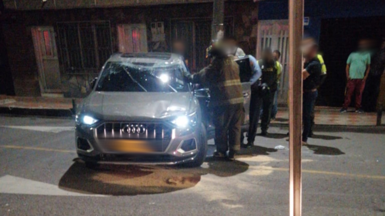 EN VIDEO: ¿Iba muy rápido? Un Audi terminó volcado en plena calle de Itagüí 3 Itagüí