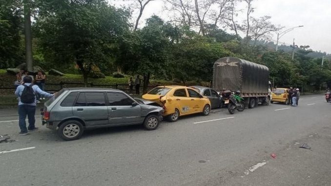 accidente cuatro carros por Los Colores (3)