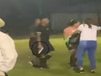 VIDEO: En pleno partido, árbitro disparó un arma para defenderse de los aficionados que lo iban a linchar 1 árbitro