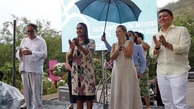 La ministra de Cultura de Colombia, Angélica Mayolo (2i) habla durante el lanzamiento del 46 del Salón Nacional de Artistas este sábado en Honda (Colombia). Las obras plásticas y visuales de más de 200 talentos colombianos resignificarán, en la edición 46 del Salón Nacional de Artistas, al impetuoso río Magdalena, la principal arteria fluvial de Colombia, en una apuesta inédita alrededor de su cuenca. EFE/ Mauricio Dueñas Castañeda Rio Magdalena