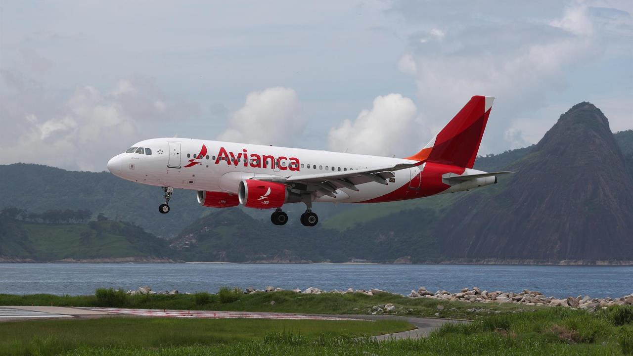 Denuncian vuelo de Avianca con personas viajando de pie