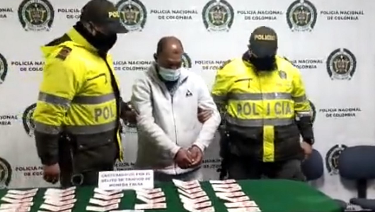 Pretendía meterle billetes falsos a tiendas pero lo cogieron