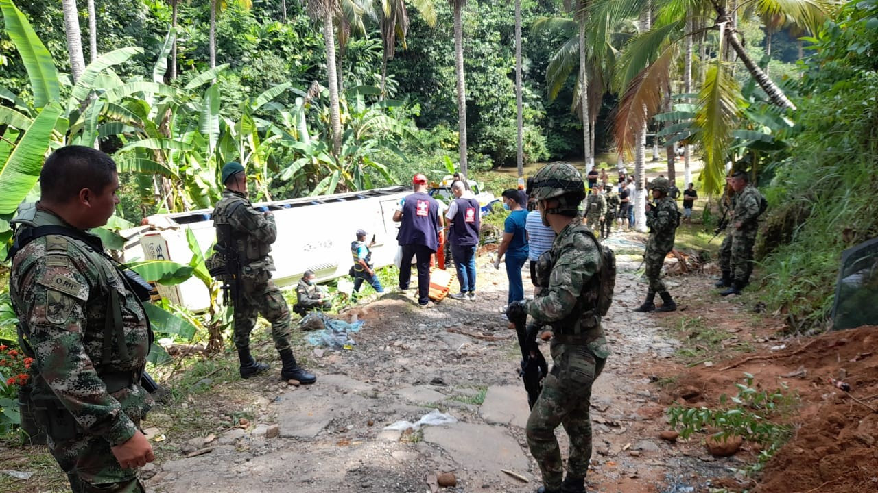 ¡Lamentable! Un bus que transportaba jugadores de fútbol se volcó en Tarazá, una persona murió