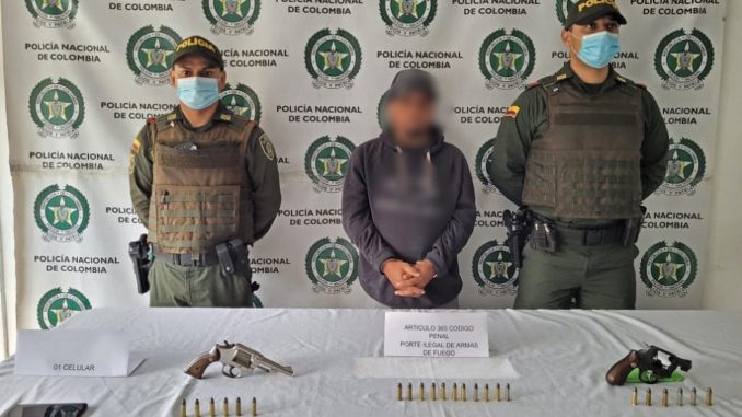 ¡No llevaba una, llevaba dos! Lo cogieron en Andes 'enfierrado' ¡No llevaba una, llevaba dos! Lo cogieron en Andes 'enfierrado'
