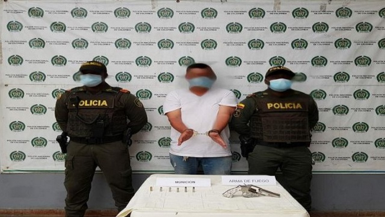 ¿Muy alebrestado? Estaría haciendo disparos al aire con tragos encima y lo cogieron 1 capturachoco