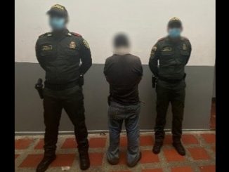¡Atrevido! A este tipo no lo dejaron 'colar' en una fila y le terminó pegando a una niña 1 ¡Atrevido! A este tipo no lo dejaron 'colar' en una fila y le terminó pegando a una niña