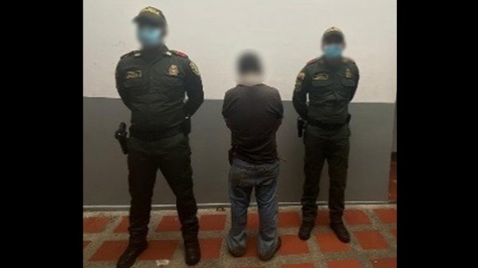 ¡Atrevido! A este tipo no lo dejaron 'colar' en una fila y le terminó pegando a una niña ¡Atrevido! A este tipo no lo dejaron 'colar' en una fila y le terminó pegando a una niña