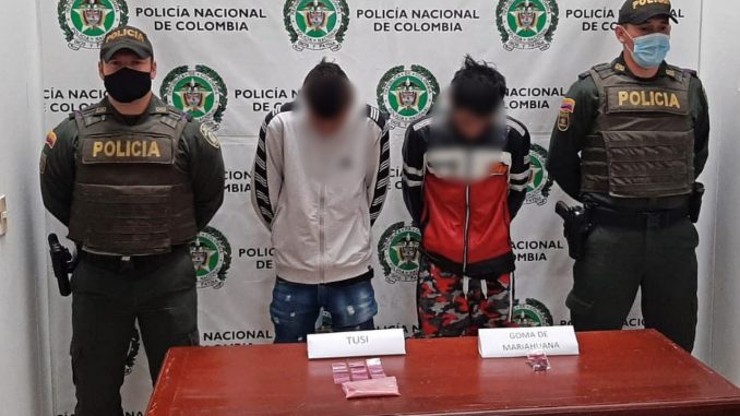 Cogieron a estos dos con tusi y goma de marihuana en Puerto Triunfo Cogieron a estos dos con tusi y goma de marihuana en Puerto Triunfo