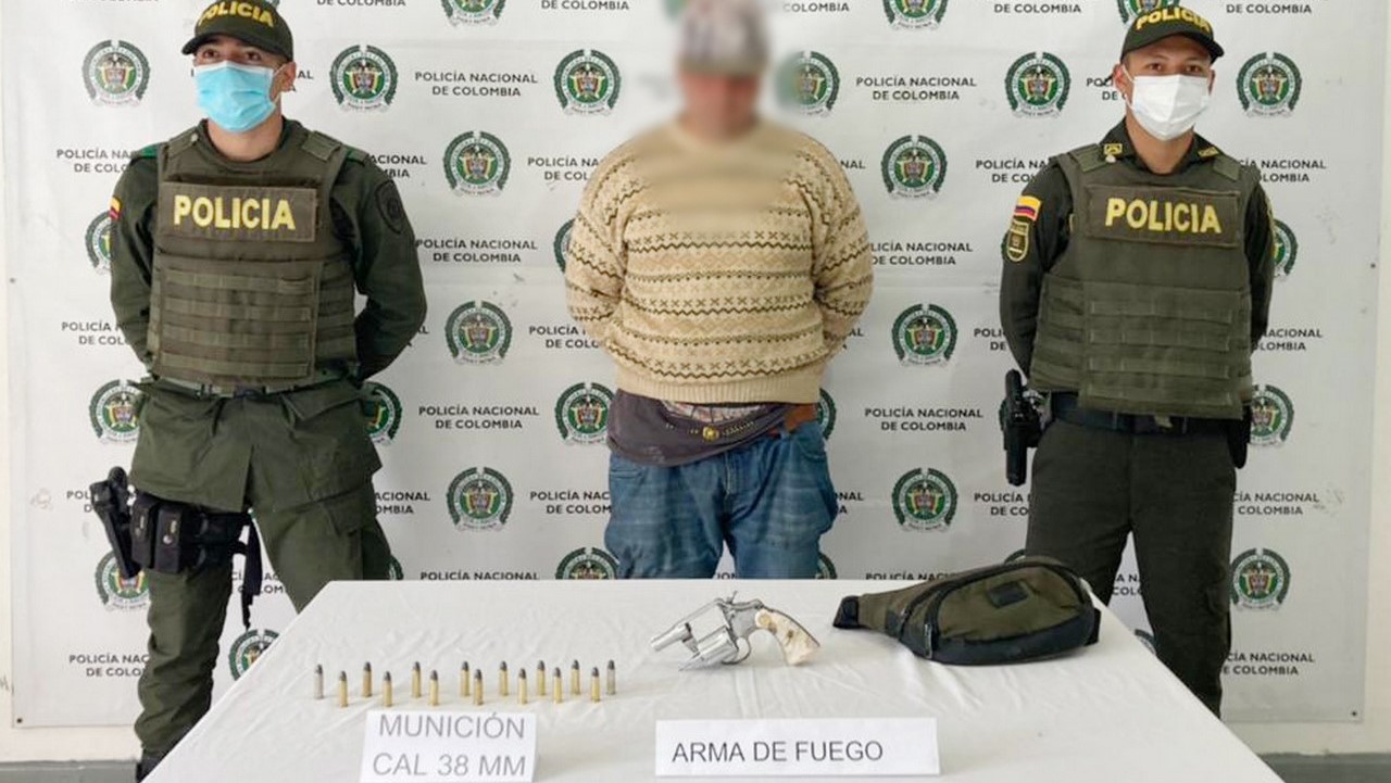 Lo cogieron andando con un revólver y munición