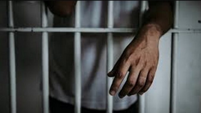 carcel hombre rejas prision
