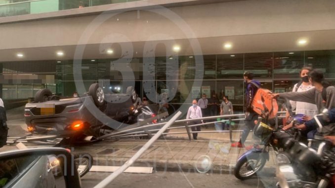 En El Poblado un carro se cayó de un tercer piso y aplastó otro vehículo que estaba parqueado En El Poblado un carro se cayó de un tercer piso y aplastó otro vehículo que estaba parqueado