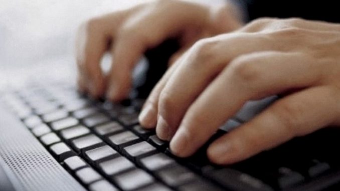 computador niño disparo madre