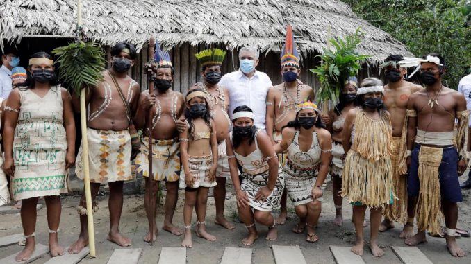 El presidente de Colombia, Iván Duque, fue registrado este lunes al reunirse con integrantes de la comunidad indígena Yussy Monilla Amena, durante la PreCOP de la Biodiversidad 2021, en Leticia (Colombia). EFE/Carlos Ortega COP15