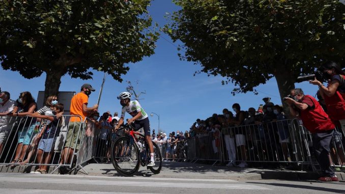 El corredor colombiano Egan Bernal, al inicio de la 16ª etapa de LaVuelta Ciclista a España disputada este martes entre las localidades cántabras de Laredo y Santa Cruz de Bezana, de 197,5 km de recorrido. EFE/Manuel Bruque Egan Bernal