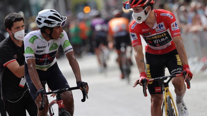 El ciclista esloveno del Jumbo Visma Primoz Roglic (d) conversa con el colombiano del Ineos Grenadiers Egan Bernal tras cruzar la meta de la décima etapa de la Vuelta a España, este martes entre Roquetas de Mar y Rincón de la Victoria, de 189 kilómetros. EFE/ Manuel Bruque Egan Bernal