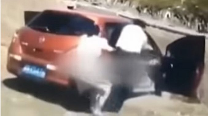 familia-salta-carro-acantilado-china-2021