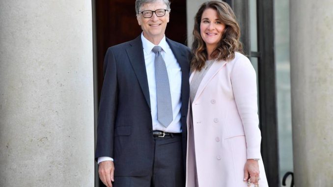 Fotografía tomada en abril de 2017 en la que se registró al cofundador de Microsoft, Bill Gates (i), y a su esposa por 27 años, Melinda French, en París (Francia). EFE/Julien de Rosa/Archivo Bill Gates