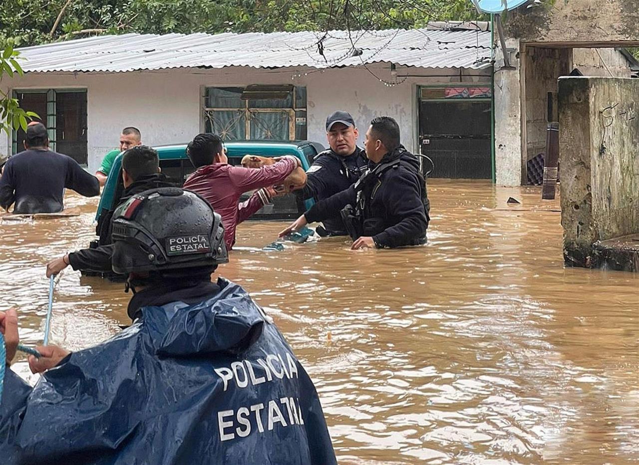 Grace se degrada pero provoca nueve muertes, inundaciones y daños en México 2 grace1