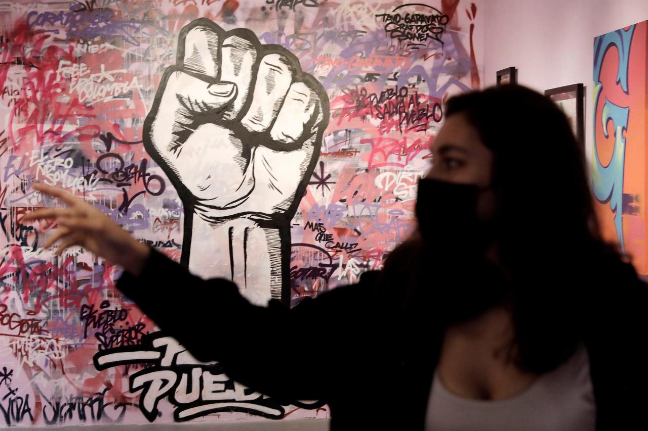 FOTOS: "Más que Calle", una exposición que extrae el grafiti de su hábitat en Bogotá 3 grafitis bogota3