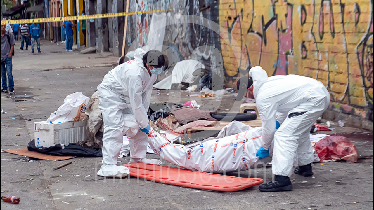 EN FOTOS Y VIDEO: A golpes y a cuchillo mataron a un habitante de calle en un ‘cambuche’ del centro 9 Habitante de calle
