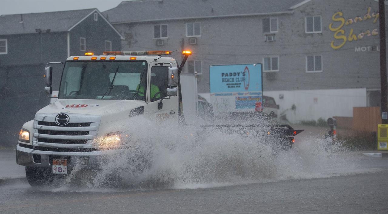 FOTOS: Henri deja a su paso inundaciones, miles sin luz y vuelos cancelados 2 henri3