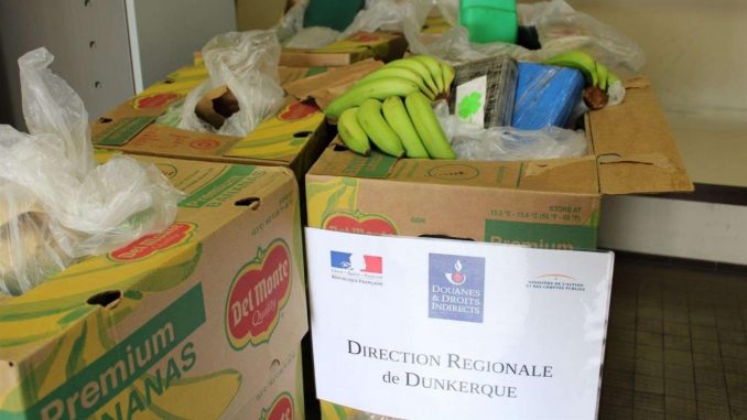 Las autoridades francesas anunciaron este martes la incautación en el puerto de Dunkerque de 416 kilos de cocaína que estaban escondidos en cajas de plátanos procedentes de Colombia, un alijo valorado en 31 millones de euros en el mercado ilícito. En un comunicado, los servicios de aduanas informaron de que el control en el que se decomisó la droga se produjo el pasado 10 de agosto. No hay, de momento, ninguna precisión sobre la detención de sospechosos. EFE/ Aduanas Francesas colombianas cocaína