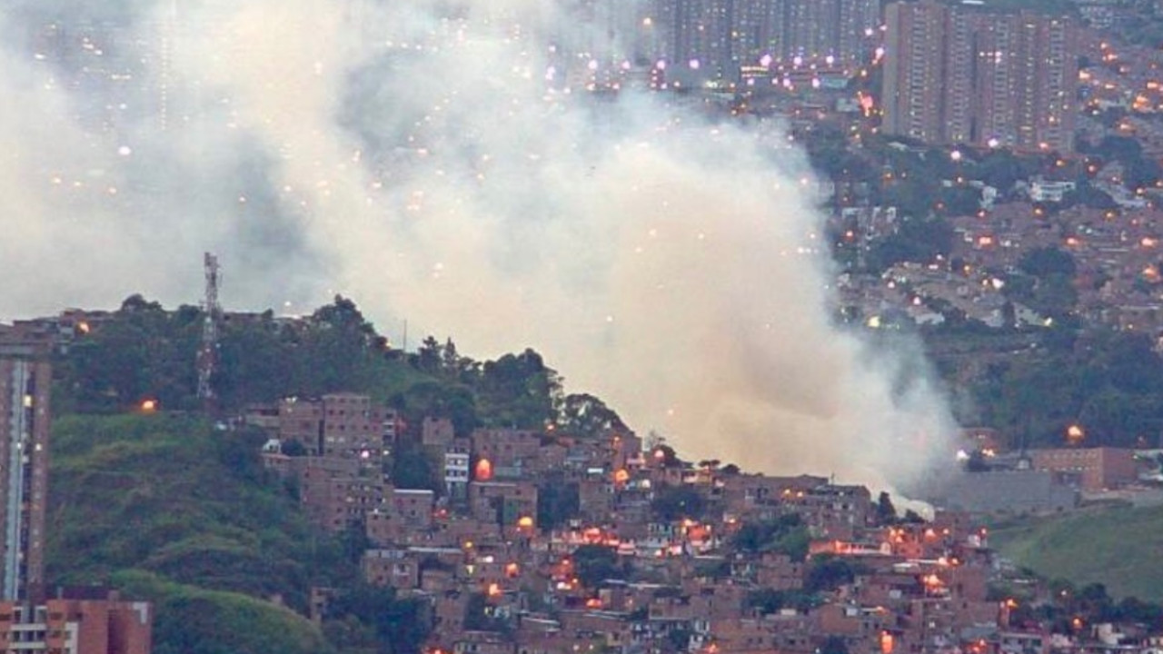 Bomberos intentan controlar incendio forestal en el occidente de Medellín