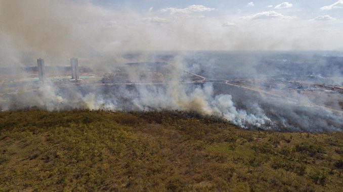 AME8321. CUIABÁ (BRASIL), 14/08/2020.- Vista general hoy de un incendio forestal en las cercanías de la ciudad de Cuiabá en el estado de Mato Grosso (Brasil). La Amazonía brasileña, que alberga el mayor bosque tropical del mundo, está en camino de El cambio climático y el calentamiento global son "una de las principales amenazas" para que se desate una nueva pandemia, según alerta Devi Sridhar, asesora del gobierno de Escocia, al cuestionar las decisiones globales en su libro "Preventable". EFE/ROGERIO FLORENTINO/Archivo cambio climático