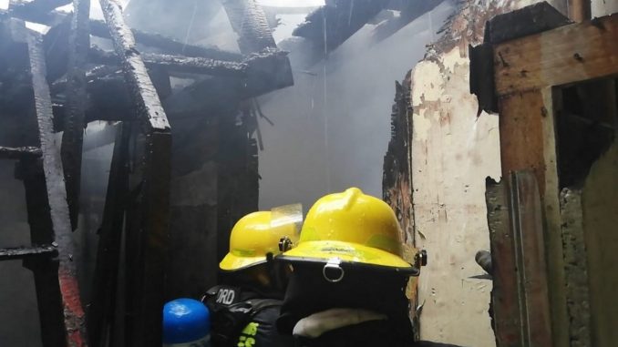 Bomberos controlan incendio en dos viviendas y maderera en Manizales Bomberos controlan incendio en dos viviendas y maderera en Manizales