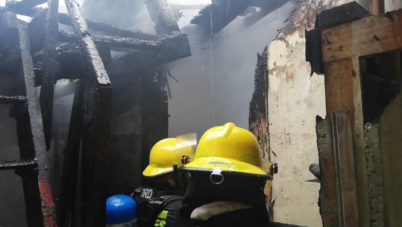Bomberos controlan incendio en dos viviendas y maderera en Manizales