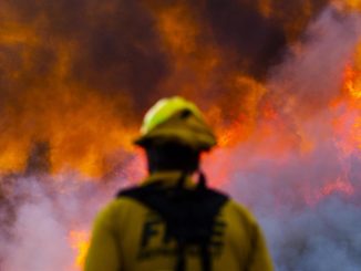 El avance de las llamas en California obliga a evacuar un pueblo entero 1 incendios california