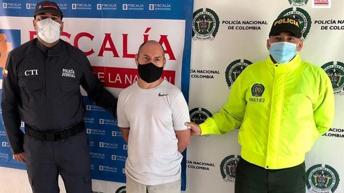 Fotografía cedida por la oficina de prensa de la Fiscalía General de la Nación de la presentación del detenido Ángel Olmedo Pesantez Narváez (c), ciudadano ecuatoriano condenado en España por el delito de agresión sexual", hoy, en Palmira (Colombia). EFE/ Cortesía Fiscalía Colombia Circular roja