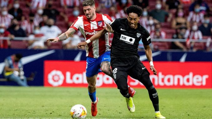El defensa colombiano del Elche Johan Mojica (d), durante el partido de la segunda jornada de LaLiga ante el Atlético de Madrid del pasado domingo en el Wanda Metropolitano. EFE/Rodrigo Jiménez/Archivo Johan Mojica