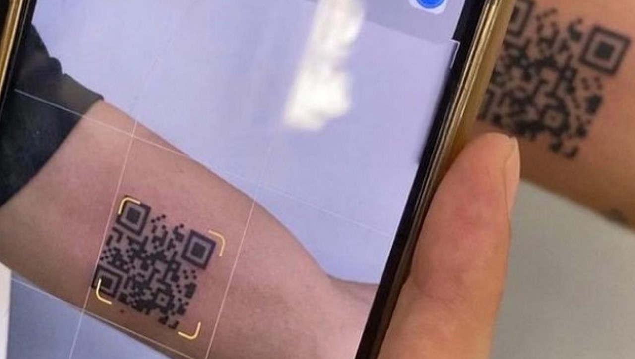 Joven de 22 años se tatuó en el brazo el código QR de su pasaporte covid