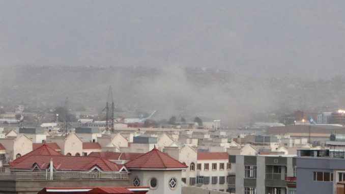 Vista del humo del atentado en los alrededores del aeropuerto de kabul el pasado jueves. EFE/EPA/AKHTER GULFAM Kabul