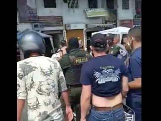 EN VIDEO: ¡Lleve su cascazo! Le dieron tan duro a dos presuntos ladrones, que se fueron corriendo para la patrulla 1 ladrones