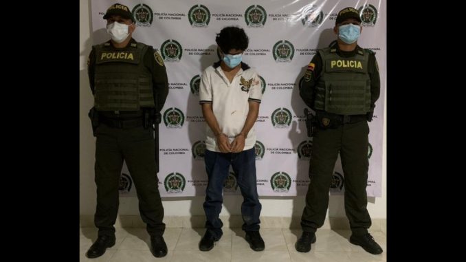 ¡Tan atrevido! Lo cogieron cuando le pegaba al papá ¡Tan atrevido! Lo cogieron cuando le pegaba al papá