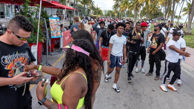 Florida es, según datos oficiales, el centro de la actual ola de covid-19 en EE.UU., lo que los expertos atribuyen tanto a la expansión de la variante delta, como a un nivel bajo de vacunación (49 % de la población está plenamente vacunado) y la reticencia a medidas como el uso de mascarillas. EFE/Cristóbal Herrera/Archivo Florida