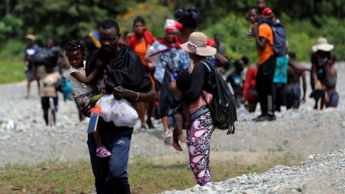 Migrantes llegan tras cruzar la selva el 10 de febrero de 2021, a la comunidad de Bajo Chiquito, provincia del Darién (Panamá). EFE/ Bienvenido Velasco/Archivo crisis migratoria