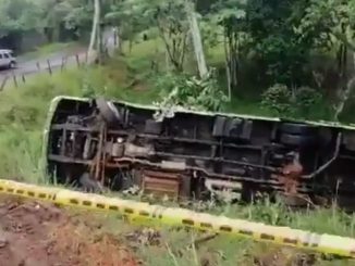 Video: Bus del MIO se volcó en vía de Cali y hay más de 10 heridos 1 Bus del MIO se volcó en vía de Cali y hay más de 10 heridos