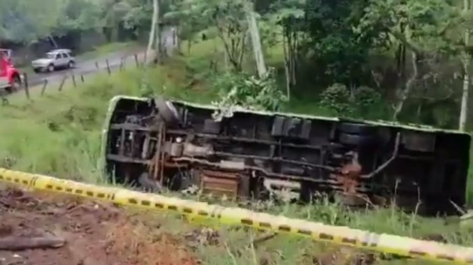 Bus del MIO se volcó en vía de Cali y hay más de 10 heridos Bus del MIO se volcó en vía de Cali y hay más de 10 heridos
